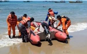Sampan Nelayan Terbalik Diterjang Ombak di Nias Utara, Satu Hilang Tiga Selamat