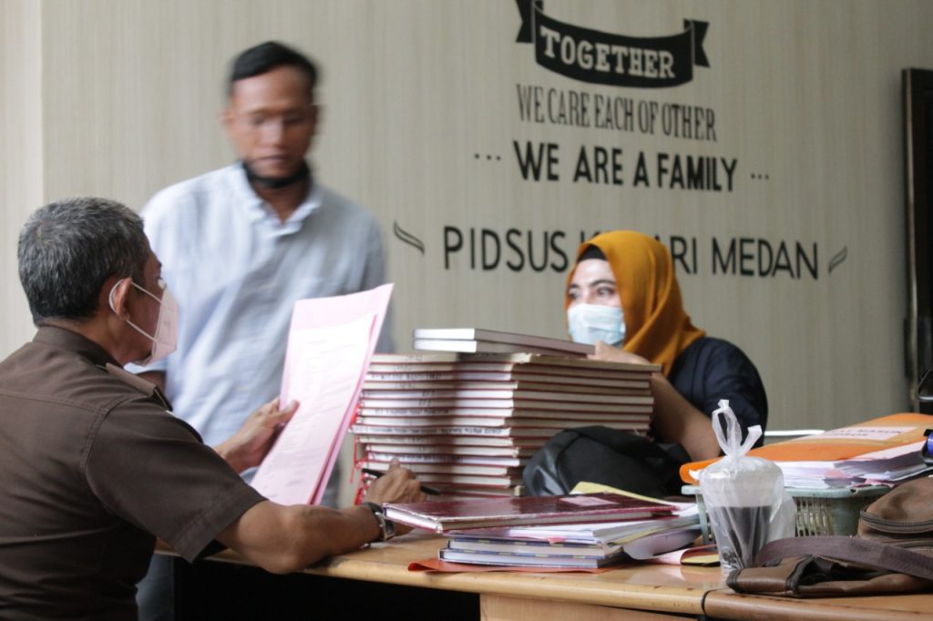 Kejari Medan Terima Tersangka Korupsi Bendahara BNNP Sumut dari Poldasu