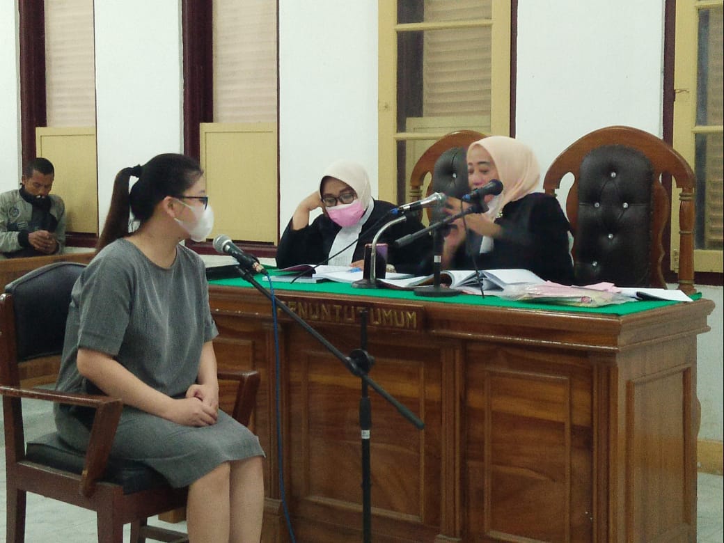Mariany mendengarkan putusa maelis hakim
