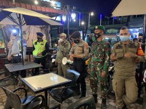 Personel Yonzipur 1/Dhira Dharma Laksanakan Patroli Gabungan Covid-19