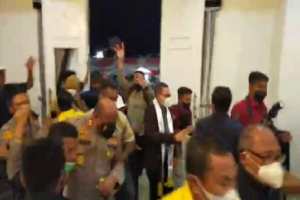 Massa Serang Kapolda dan Pejabat Daerah Saat Melayat di Rumah Duka Wagub Papua