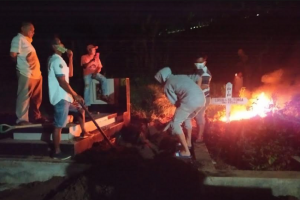 Tengah Malam, Warga Bakar dan Bongkar Kuburan Jenazah Pasien COVID-19 di Sidimpuan