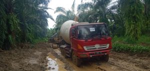 Backhoe Bantu Truk Molen Lewati Jalan Berlumpur di Lokasi TMMD Kodim 0204/DS