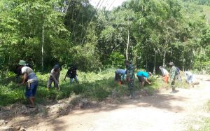 Satgas TMMDN Bersama Masyarakat Bersinergi Bersihkan Kanan Kiri Jalan