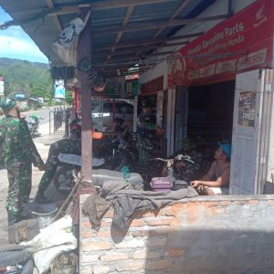 Anggota Satgas Lakukan Komsos Ke Bengkel Salah Seorang Warga