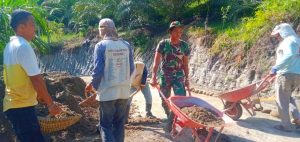 Gunakan Angkong, Warga dan Satgas Kodim 0204/DS Timbun Badan Jalan TMMD untuk Diperkeras