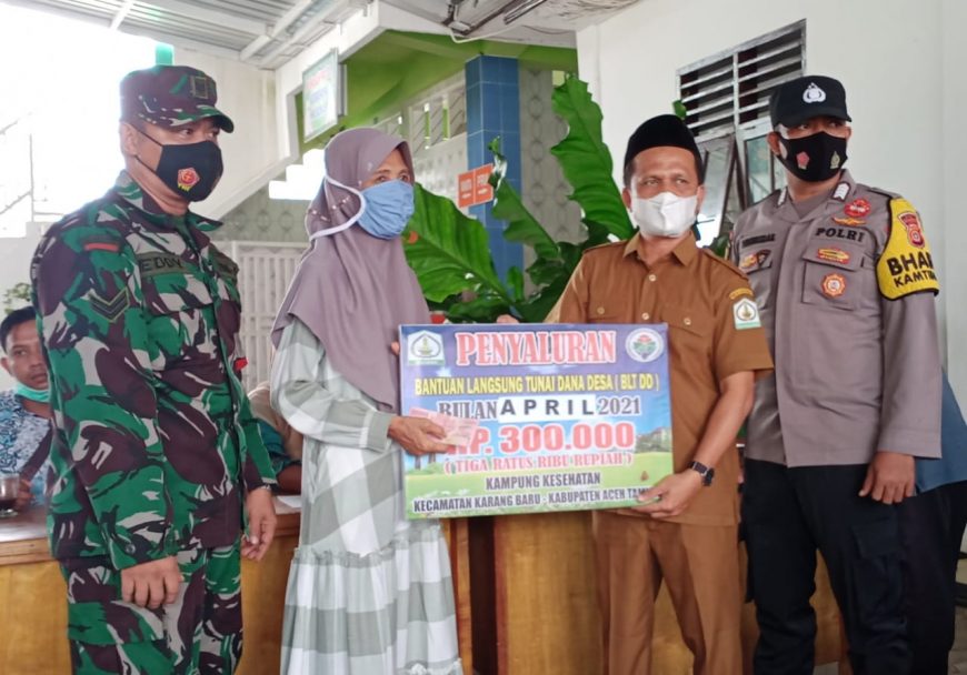 Datok Penghulu Kesehatan Salurkan BLT ADD ke Masyarakat