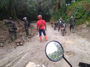 Terjang Hujan Naik Trail, Dandim 0204/DS Tinjau Jalan TMMD ke-111