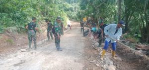 Bermodalkan Cangkul, Warga Ikut Rapikan Jalan TMMD Kodim 020/DS