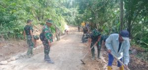 Selesai Diperkeras, Warga Masih Ikut Percantik Jalan TMMD Kodim 0204/DS