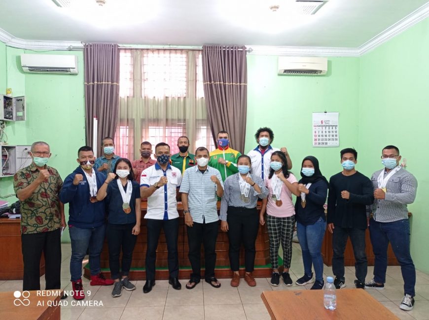 Lepas Atlet Pabersi, Eddy Harapkan Lifter Medan Raih Banyak Prestasi