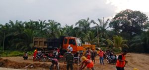TMMD Kodim 0204/DS, Truk Molen Jadi Hiburan Warga