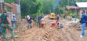 Kejar Dead Line, Satgas Kodim 0204/DS Kerja Keras Dibantu Warga Bentuk Jalan TMMD untuk Dicor Beton