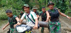 Truk Pengangkut Tak Bisa Melintas, Satgas TMMD Kodim 0204/DS Pinjam Sepedamotor Warga