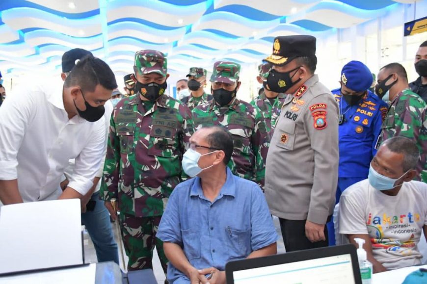 Pangdam I/BB, Kapoldasu dan Walikota Medan; Hibur Nakes Saat Proses Vaksinasi Massal di Terminal Bandar Deli 2 IMG 20210628 WA0220
