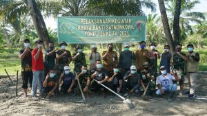 Yonif 126/KC Bersama Warga Perbaiki Jalan