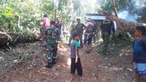 Anggota Satgas TMMD/N ke 111 Lakukan Kerja Bakti Bersama Warga