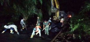 Hingga Malam, Satgas Kodim 0204/DS Lanjutkan Pengecoran Jalan TMMD