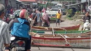 Aksi Protes, Nelayan Nias Melaut di Aspal Jalan Raya