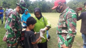 Personil TMMD/N ke 111 Laksanakan Penyuntikan Rabies untuk Hewan Peliharaan