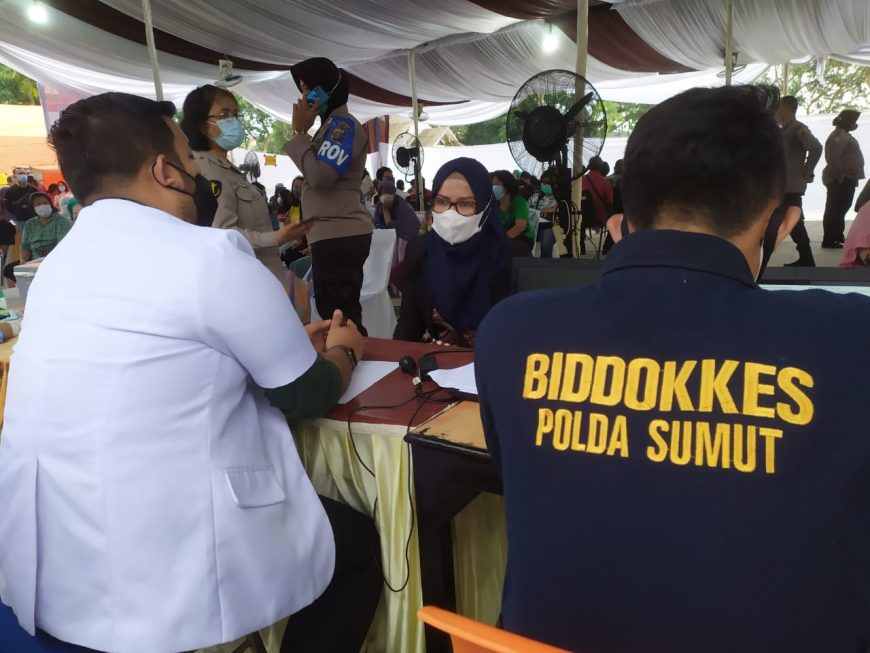 HUT Bhayangkara ke-75, Polsek Medan Helvetia Laksanakan Vaksinasi Covid-19 Massal 2 Polsek Helve