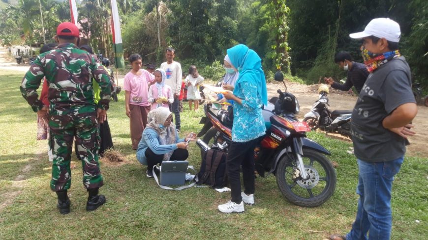 Personil TMMD/N ke 111 Laksanakan Penyuntikan Rabies untuk Hewan Peliharaan 2 Pwersonil