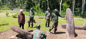 Anggota Satgas Mengunjungi Situs Cagar Budaya Megalit Balai Batu Maek