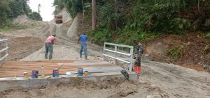 Warga Antusias Ikut Bantu Satgas TMMD Selesaikan Pembuatan Jembatan