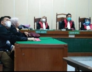 Hakim Pertanyakan Foto Elius di Surat DPO