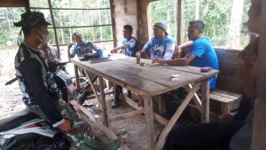 Anggota Satgas Lakukan Sosialisasi Mencegah Penyebaran Covid-19 Kepada Masyarakat