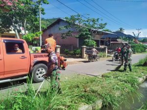 Anggota Satgas TMMD Lakukan Gotong Royong Persiapan Penutupan TMMD ke 111
