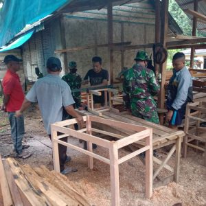 Anggota Satgas TMMD Mengunjungi Usaha Pengrajin Kayu