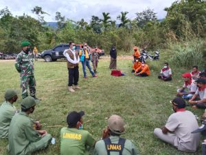 Anggota Satgas TMMD/N ke 111 Lakukan Penyuluhan dan Praktek Penanganan Bencana