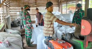 Personil Satgas TMMD/N Kodim 0306/50 Kota Komsos ke Pelaku Usaha Dedak