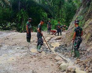 Satgas TMMD Kodim 0204/DS Timbun Genangan Air Sisa Hujan