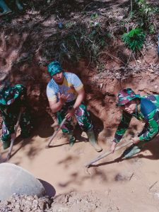 Anggota Satgas TMMD Mulai Membuat Bak Air Kontrol di Lokasi Jalan Baru