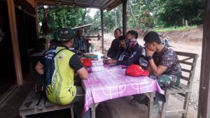 Anggota Satgas TMMD/N ke 111 tahun 2021 Kodim 0306/50 Kota Menikmati Hari Di Akhir Penugasan