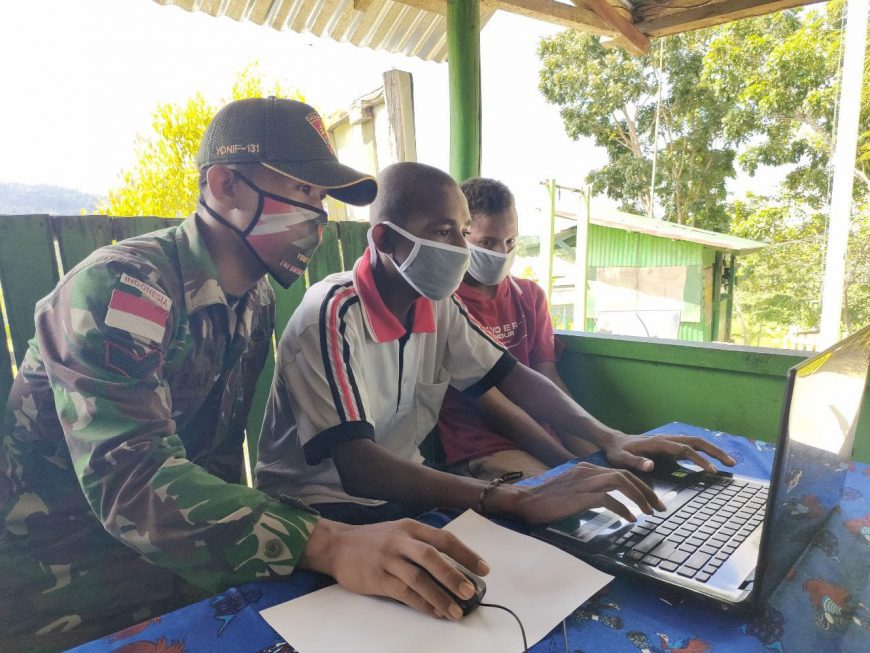 Tingkatkan Pengetahuan Anak Perbatasan, TNI Ajarkan Pengetahuan Komputer di Papua