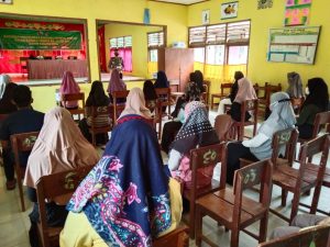 Anggota Satgas Lakukan Penyuluhan Tata Tertib Lalu Lintas