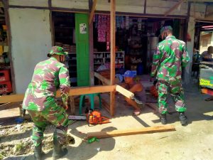 Anggota Satgas TMMD Bantu Warga Perbaiki Warung Kopi