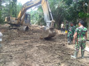 Atasi Lumpur di Badan Jalan, Bakhoe Excavator Percepat Pengerjaan Jalan Rigid Beton
