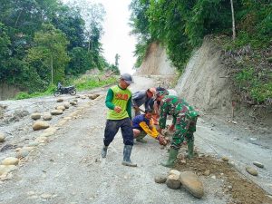Pemasangan Batu Kiri-Kanan Badan Jalan TMMD Terus Dikebut Satgas Kodim 0204/DS