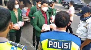 BEM USU Beri Vitamin Petugas PPKM Kota Medan