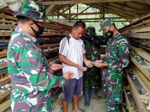 Anggota Satgas TMMD Anjangsana Jalin Silaturahmi ke Peternak Puyuh