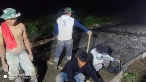 Kejar Tayang Jalan Cor Beton, Satgas TMMD Kodim 0204/DS Abaikan Dinginnya Malam