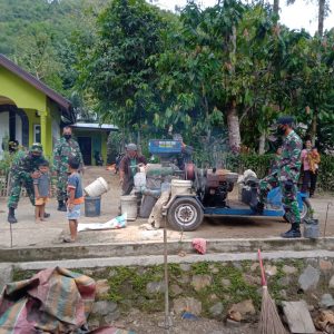 Anggota Satgas TMMD Melakukan Komsos Dengan Pengusaha Heuler Berjalan