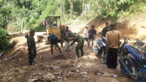 Anggota Satgas TMMD Tunjukkan Tanpa Kenal Lelah Membelah Bukit Sugak