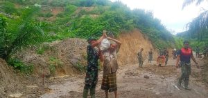 Spontanitas Satgas Kodim 0204/DS Membantu Warga di Lokasi TMMD