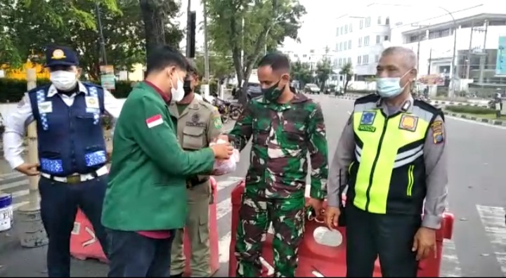 BEM USU Beri Vitamin Petugas PPKM Kota Medan 2 2 28