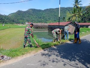 Anggota Satgas Gelar Gotong Royong di Lokasi Posko PPKM Nagari Talang Maur